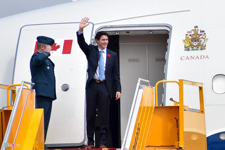 Sáng 8/11, chuyên cơ CC-150 Polaris thuộc Lực lượng Không quân Hoàng gia Canada chở  Thủ tướng Justin Trudeau đã hạ cánh xuống sân bay Nội Bài, Hà Nội. Đây là lần đầu tiên vị nguyên thủ Canada đến Việt Nam kể từ khi nhậm chức năm 2015. Ảnh: Zing.vn.